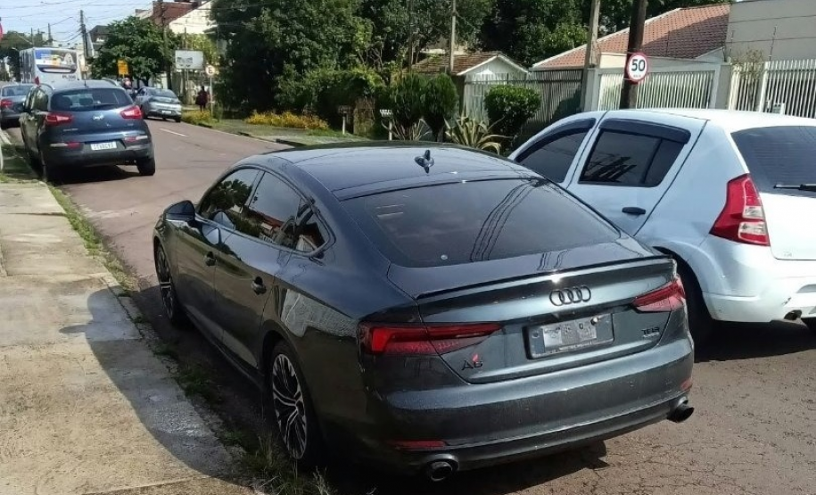 PMPR apreende carro de luxo com R$ 20 mil em débitos no Capão da Imbuia, em Curitiba