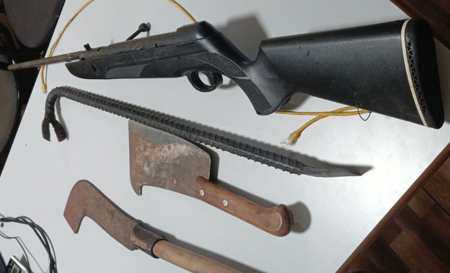 PMPR prende homem por violência doméstica e apreende arma de fogo em Santa Cruz de Monte Castelo