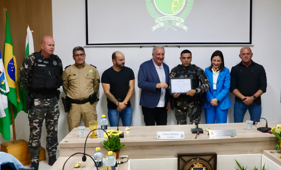 Atuação da PMPR é reconhecida com homenagem a policiais em Rio Branco do Sul