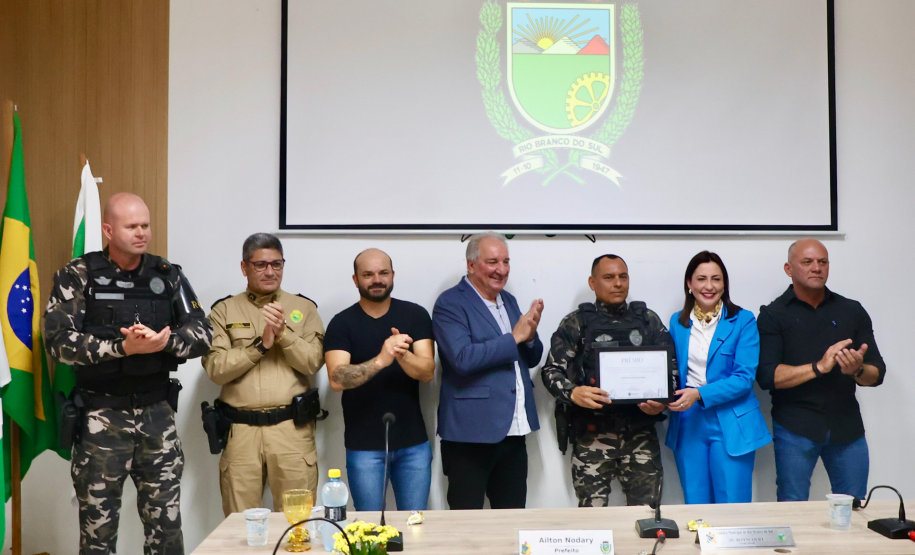 Atuação da PMPR é reconhecida com homenagem a policiais em Rio Branco do Sul