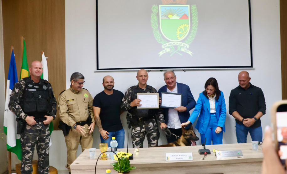 Atuação da PMPR é reconhecida com homenagem a policiais em Rio Branco do Sul