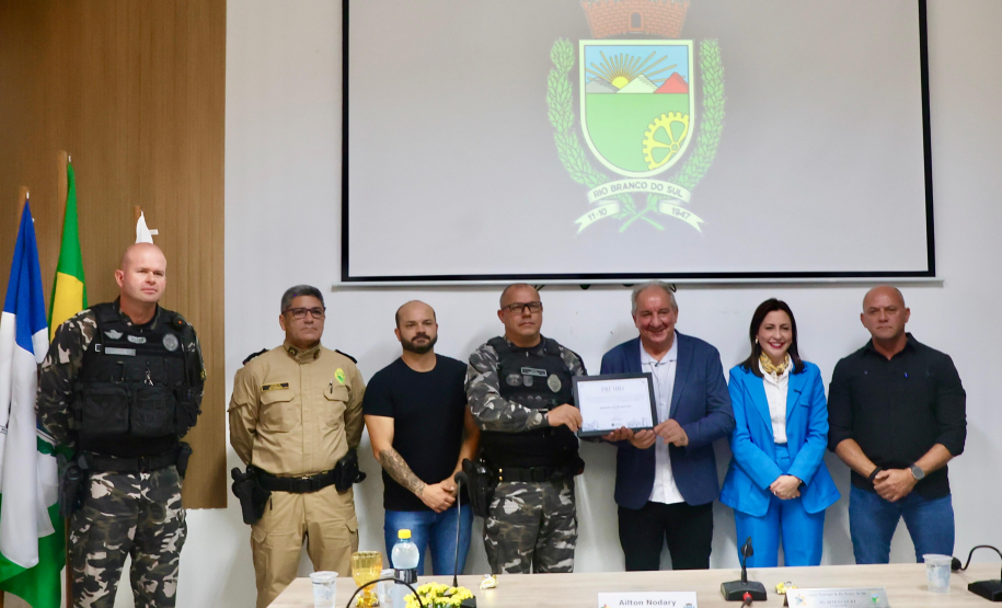 Atuação da PMPR é reconhecida com homenagem a policiais em Rio Branco do Sul