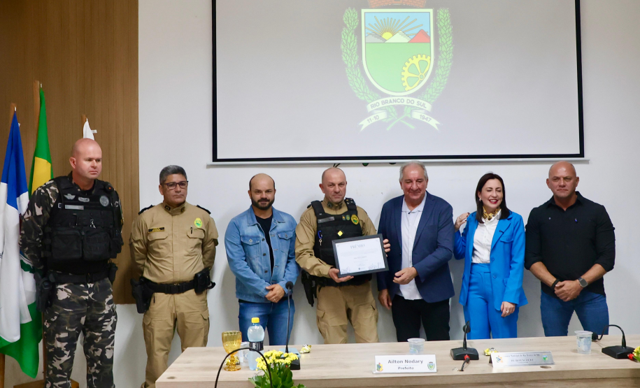 Atuação da PMPR é reconhecida com homenagem a policiais em Rio Branco do Sul