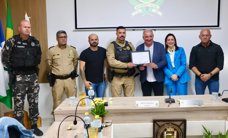 Atuação da PMPR é reconhecida com homenagem a policiais em Rio Branco do Sul