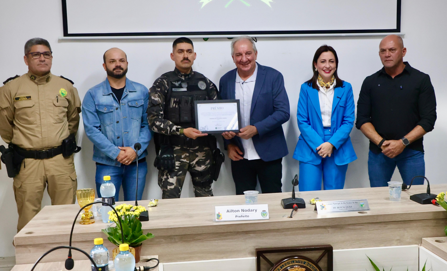 Atuação da PMPR é reconhecida com homenagem a policiais em Rio Branco do Sul