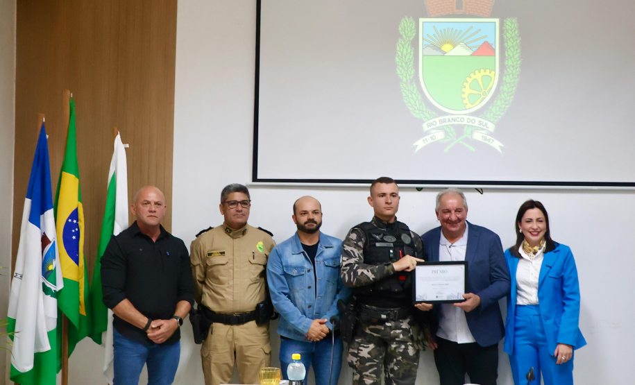 Atuação da PMPR é reconhecida com homenagem a policiais em Rio Branco do Sul