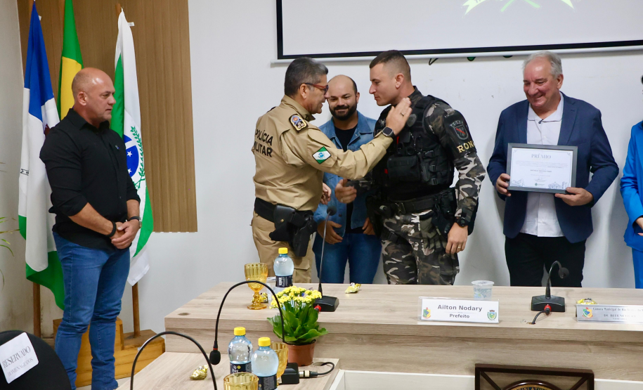 Atuação da PMPR é reconhecida com homenagem a policiais em Rio Branco do Sul