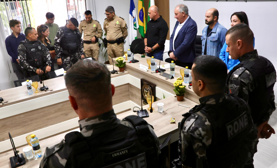 Atuação da PMPR é reconhecida com homenagem a policiais em Rio Branco do Sul