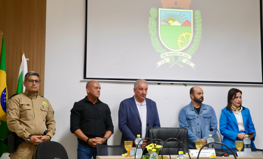 Atuação da PMPR é reconhecida com homenagem a policiais em Rio Branco do Sul