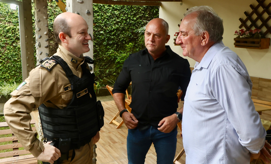 Atuação da PMPR é reconhecida com homenagem a policiais em Rio Branco do Sul