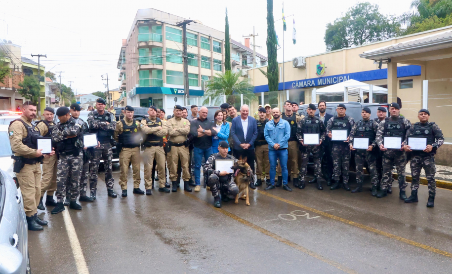 Atuação da PMPR é reconhecida com homenagem a policiais em Rio Branco do Sul