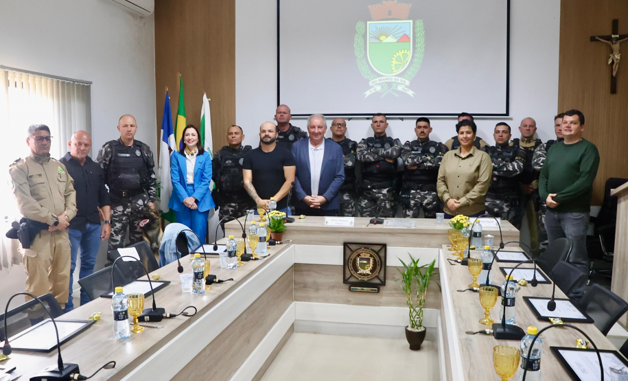 Atuação da PMPR é reconhecida com homenagem a policiais em Rio Branco do Sul