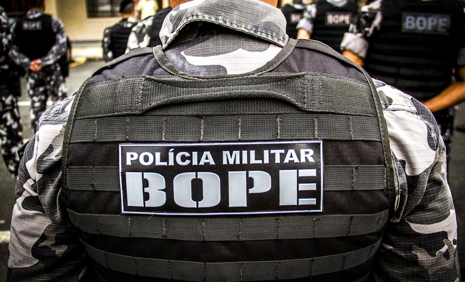 Na RMC, policiais militares do BOPE apreendem dinheiro, munições e drogas Na RMC, policiais militares do BOPE apreendem dinheiro, munições e drogas