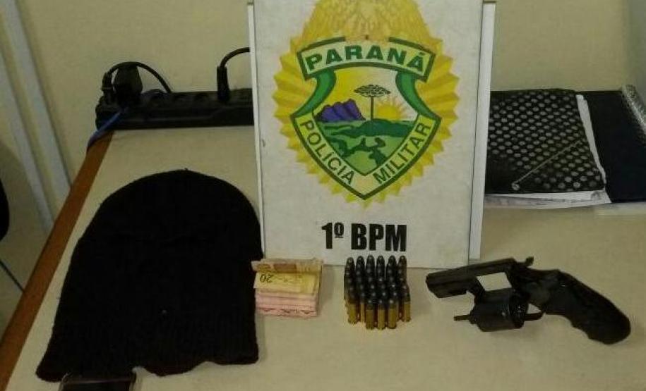 Adolescente armado é encaminhado pela PM à delegacia em Ponta Grossa (PR) Adolescente armado é encaminhado pela PM à delegacia em Ponta Grossa (PR)