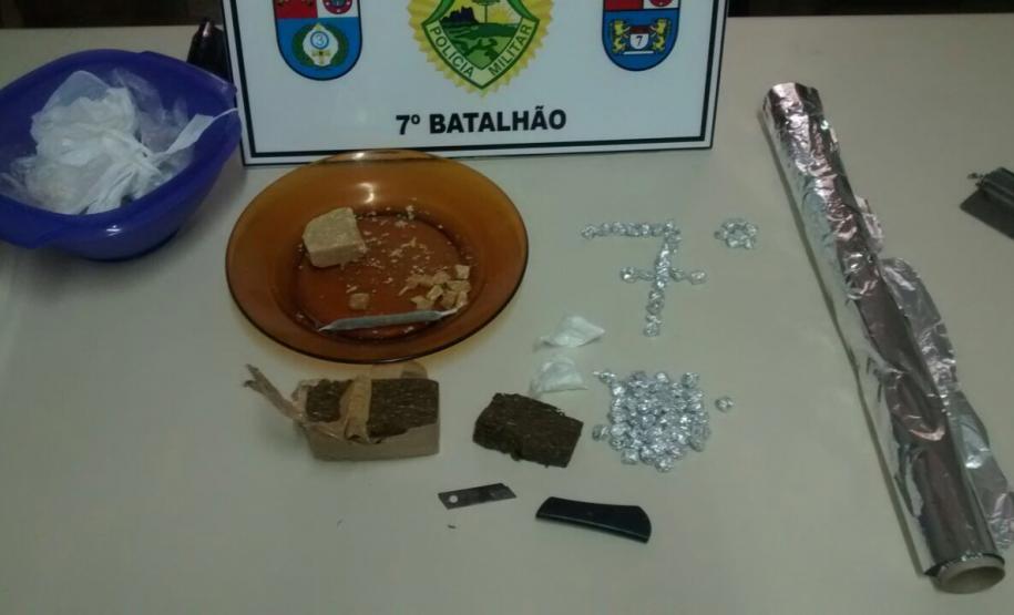 Suspeitos de tráfico são encaminhados e drogas apreendidas pela PM em Goioerê Suspeitos de tráfico são encaminhados e drogas apreendidas pela PM em Goioerê