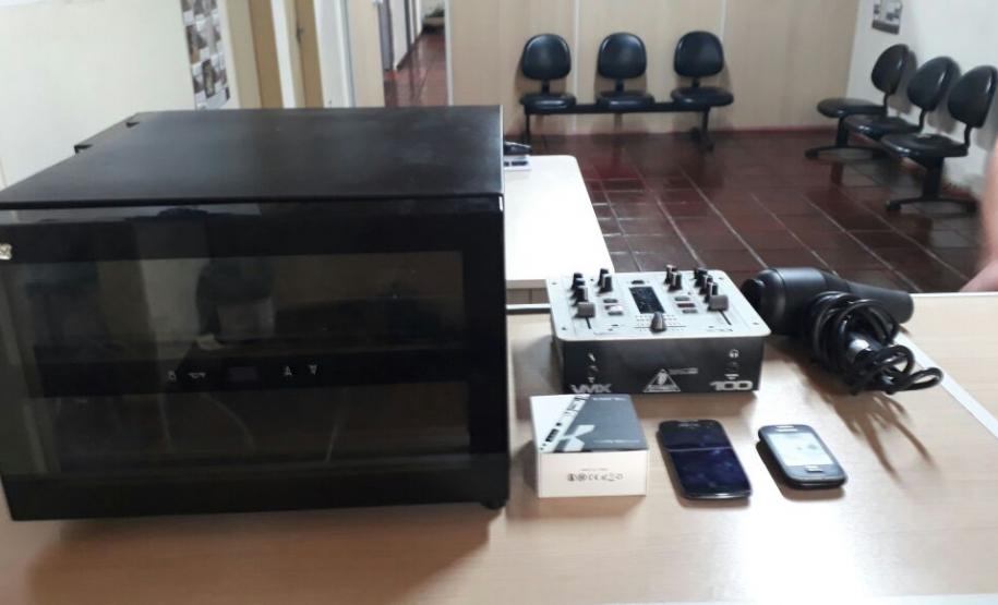 Casal suspeito de tráfico de drogas é encaminhada pela PM na capital do estado; maconha e crack são apreendidos Casal suspeito de tráfico de drogas é encaminhada pela PM na capital do estado; maconha e crack são apreendidos