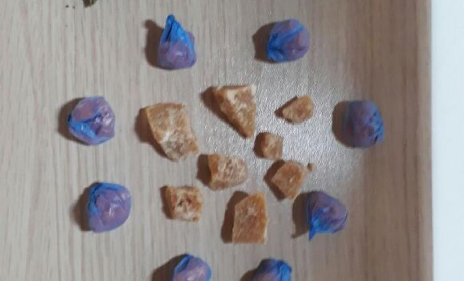 Casal suspeito de tráfico de drogas é encaminhada pela PM na capital do estado; maconha e crack são apreendidos Casal suspeito de tráfico de drogas é encaminhada pela PM na capital do estado; maconha e crack são apreendidos