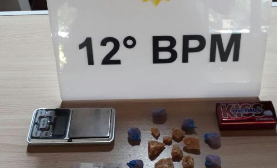 Casal suspeito de tráfico de drogas é encaminhada pela PM na capital do estado; maconha e crack são apreendidos Casal suspeito de tráfico de drogas é encaminhada pela PM na capital do estado; maconha e crack são apreendidos