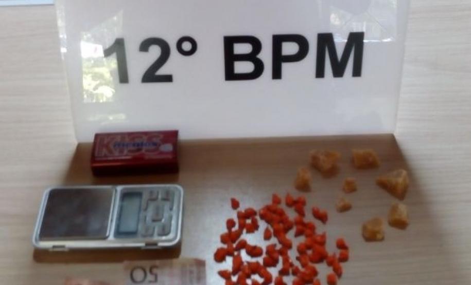 Casal suspeito de tráfico de drogas é encaminhada pela PM na capital do estado; maconha e crack são apreendidos Casal suspeito de tráfico de drogas é encaminhada pela PM na capital do estado; maconha e crack são apreendidos