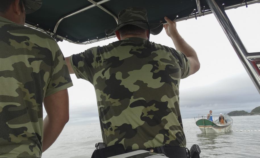 Redes para pesca irregular são apreendidas pelos policiais militares do Verão Paraná 2017/2018 em Antonina Redes para pesca irregular são apreendidas pelos policiais militares do Verão Paraná 2017/2018 em Antonina