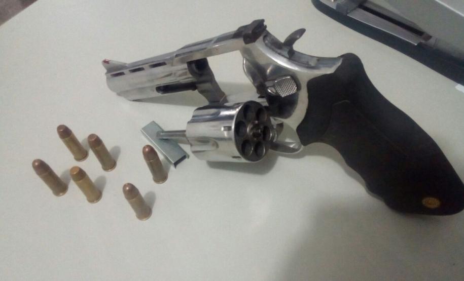 Dupla é flagrada pelo BPFron em Marechal Cândido Rondon com revólver Dupla é flagrada pelo BPFron em Marechal Cândido Rondon com revólver