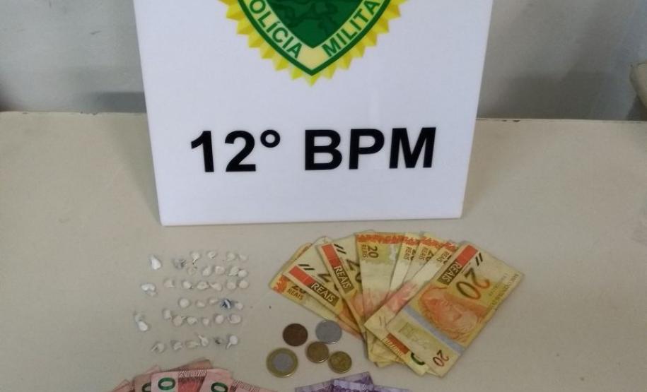 Homem com tornozeleira eletrônica é abordado pela PM portando pedras de crack e buchas de cocaína