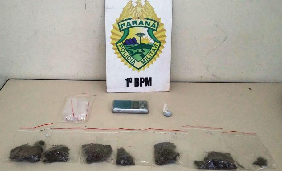 Polícia Militar apreende drogas e encaminha quatro pessoas à delegacia na região dos Campos Gerais Polícia Militar apreende drogas e encaminha quatro pessoas à delegacia na região dos Campos Gerais
