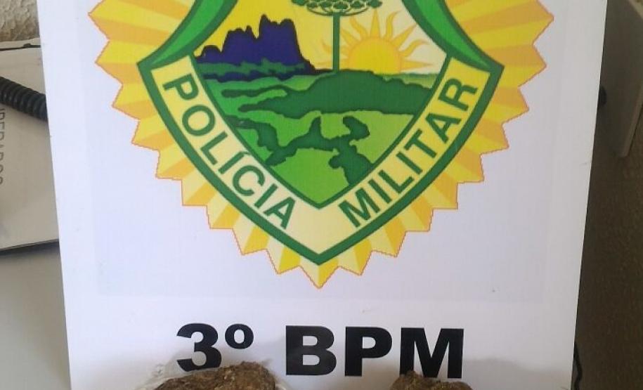 Tabletes de maconha e objetos são apreendidos por militares estaduais no Sudoeste do estado Tabletes de maconha e objetos são apreendidos por militares estaduais no Sudoeste do estado