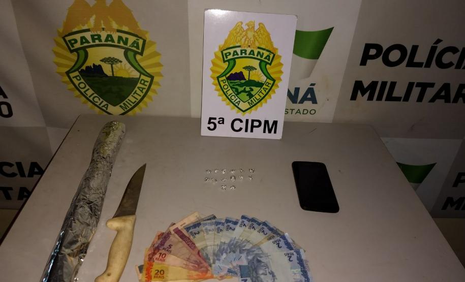 PM encaminha rapaz suspeito de tráfico em Cianorte; dinheiro e pedras de crack são apreendidos