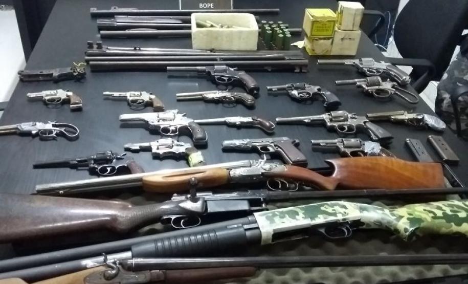 BOPE apreende 21 armas de fogo, cartuchos, munições e carregadores durante ação BOPE apreende 21 armas de fogo, cartuchos, munições e carregadores durante ação