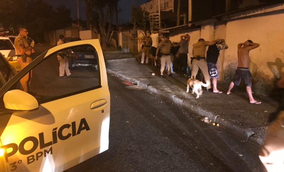 Pistola, carteiras de cigarros e ampolas de anabolizantes são apreendidos pela PM em Curitiba