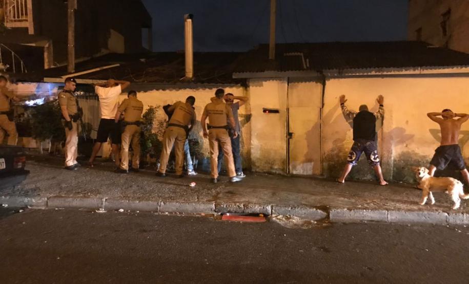 Pistola, carteiras de cigarros e ampolas de anabolizantes são apreendidos pela PM em Curitiba