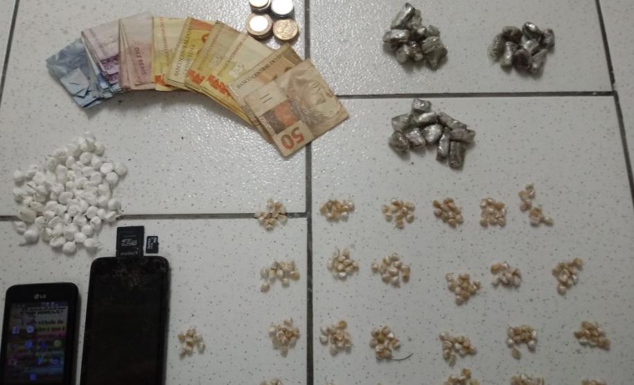 Pedras de crack, cocaína, maconha e dinheiro são apreendidos pela Polícia Militar durante situações distintas em Guaratuba