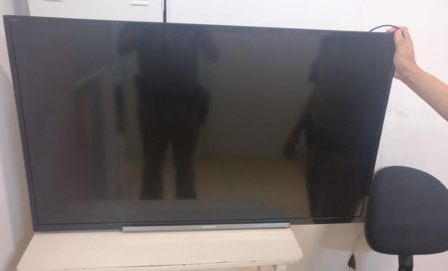 Policiais militares apreendem objetos e recuperam televisor em Curitiba (PR); suspeito são encaminhados Policiais militares apreendem objetos e recuperam televisor em Curitiba (PR); suspeito são encaminhados