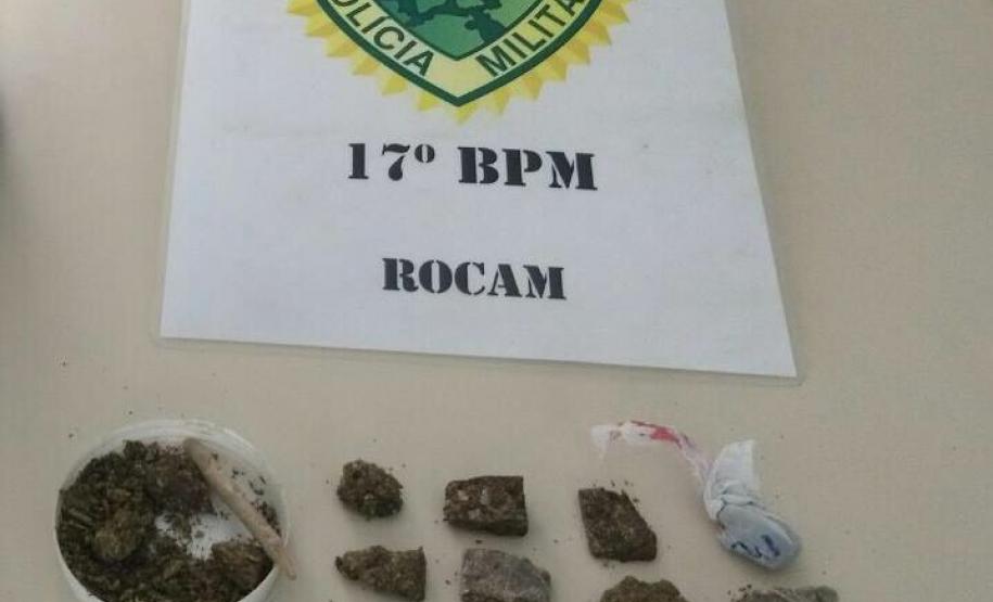 Carga de pneus roubados, drogas e uma arma de fogo são apreendidos pela PM na RMC