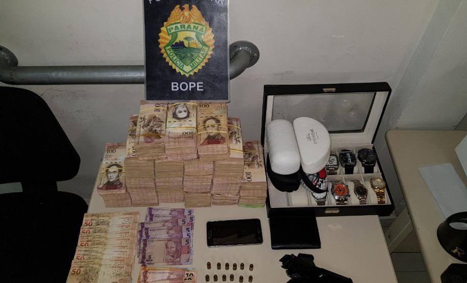 Grande quantia em dinheiro, pistola e munições são apreendidos pelo BOPE em residência na Capital do estado Grande quantia em dinheiro, pistola e munições são apreendidos pelo BOPE em residência na Capital do estado