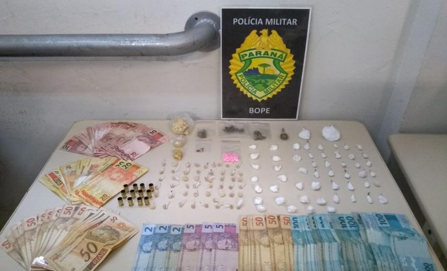 BOPE apreende drogas e dinheiro após abordagem em Curitiba; homem é conduzido à delegacia BOPE apreende drogas e dinheiro após abordagem em Curitiba; homem é conduzido à delegacia