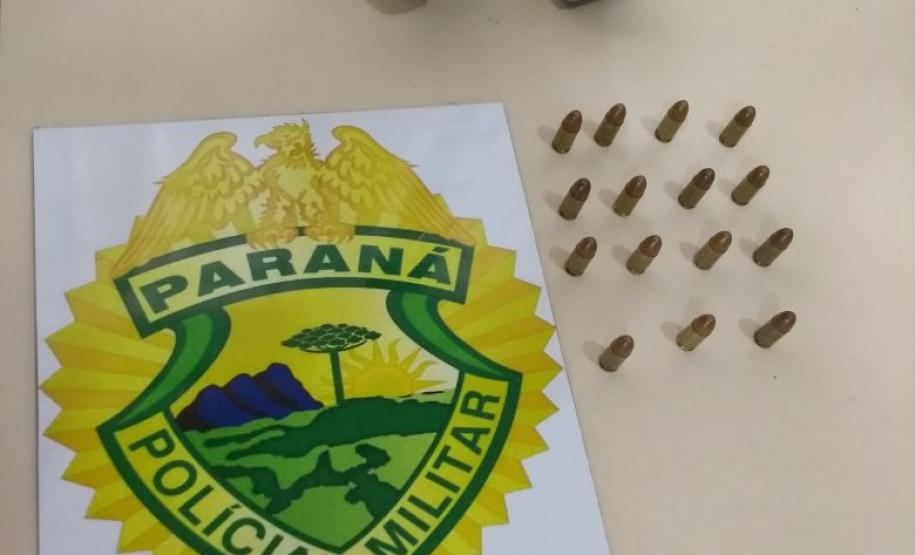 Policiais militares apreendem arma de fogo de calibre restrito; foragido é encaminhado Policiais militares apreendem arma de fogo de calibre restrito; foragido é encaminhado