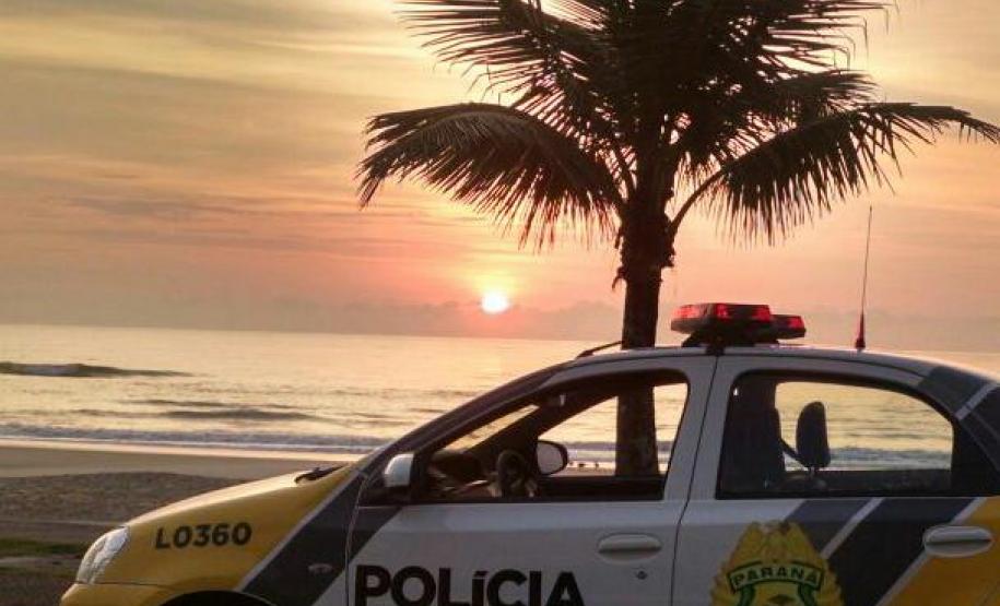 Suspeito reage a abordagem da PM e corre para matagal, mas acaba detido em Matinhos; moto furtada é recuperada na ocorrência