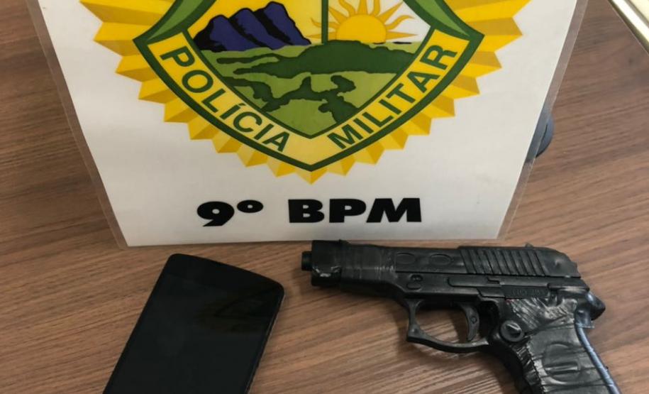 Homem pratica roubo com simulacro, mas equipe da PM faz abordagem e recupera objetos em Matinhos