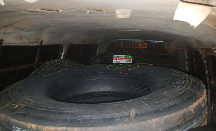 Pneus de carreta contrabandeados são apreendidos pelo BPFron em Foz do Iguaçu Pneus de carreta contrabandeados são apreendidos pelo BPFron em Foz do Iguaçu