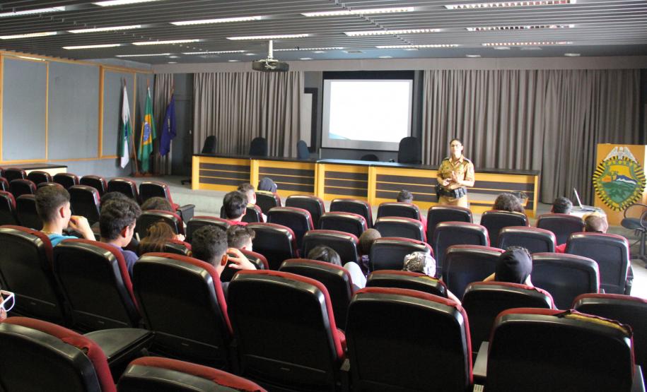 Adolescentes do Projeto Jovens Promissores do Tribunal de Justiça participam de atividades com a Polícia Militar