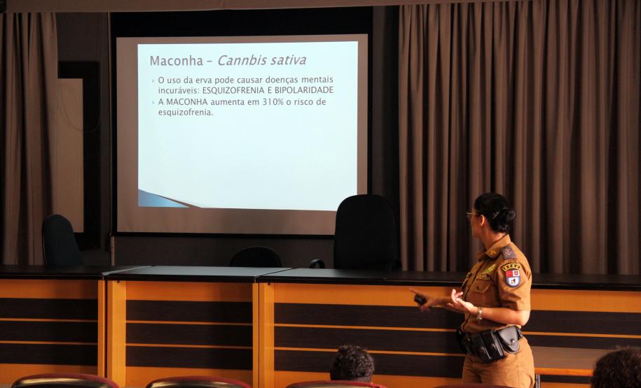 Adolescentes do Projeto Jovens Promissores do Tribunal de Justiça participam de atividades com a Polícia Militar