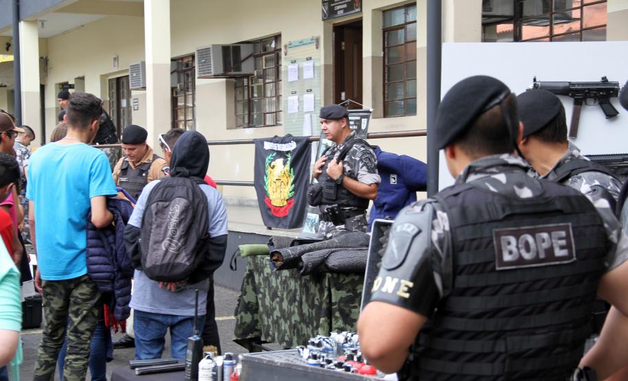 Adolescentes do Projeto Jovens Promissores do Tribunal de Justiça participam de atividades com a Polícia Militar