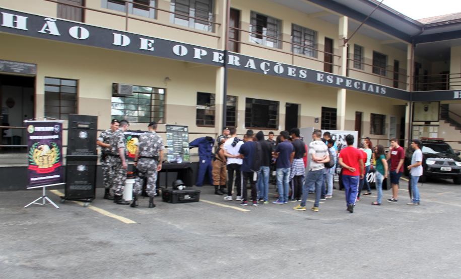 Adolescentes do Projeto Jovens Promissores do Tribunal de Justiça participam de atividades com a Polícia Militar