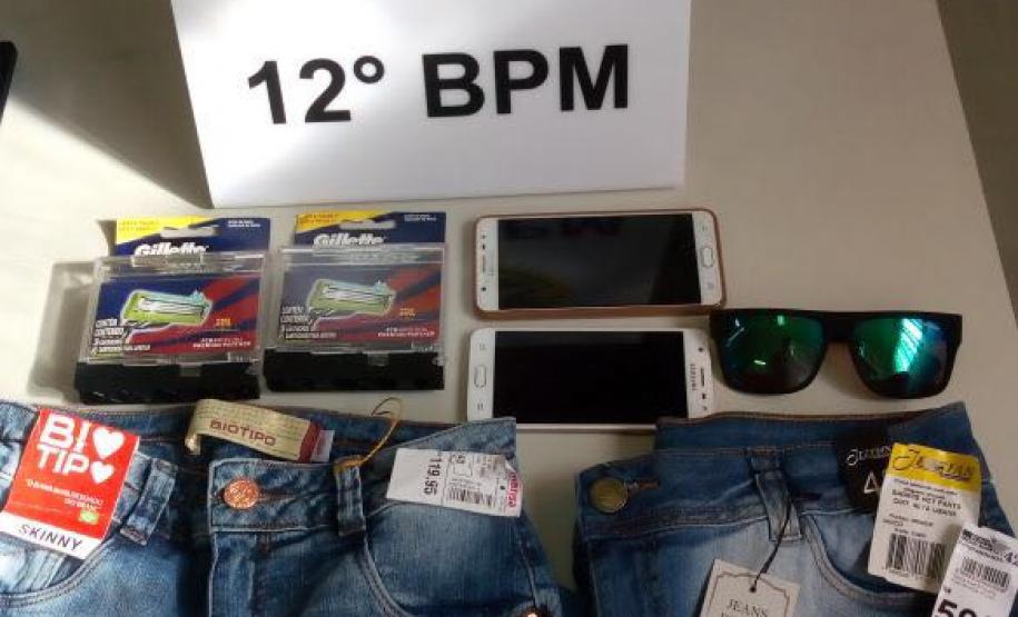 Na região central de Curitiba, PM conduz à delegacia dupla flagrada com crack e produtos furtados Na região central de Curitiba, PM conduz à delegacia dupla flagrada com crack e produtos furtados