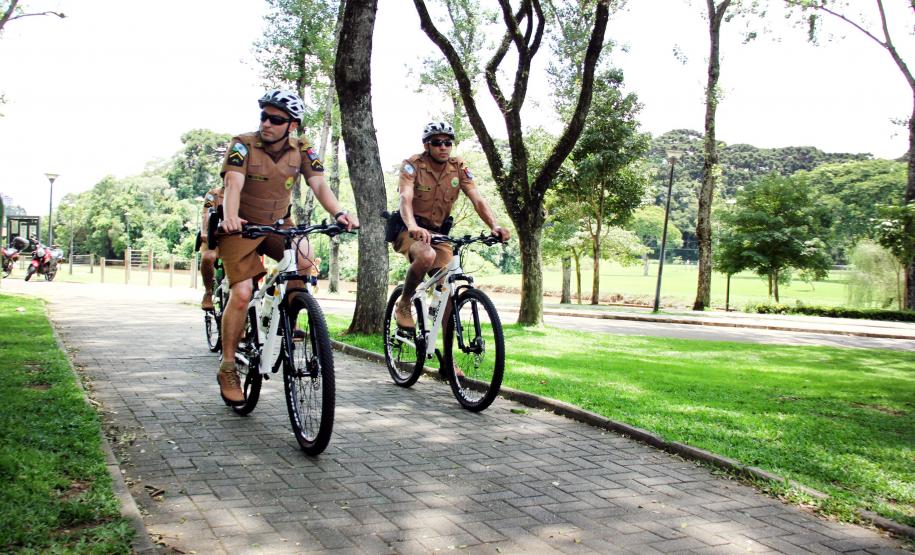 Durante a Operação Verão Curitiba no Parque Barigui, policiais militares apreendem dinheiro, balança de precisão e maconha