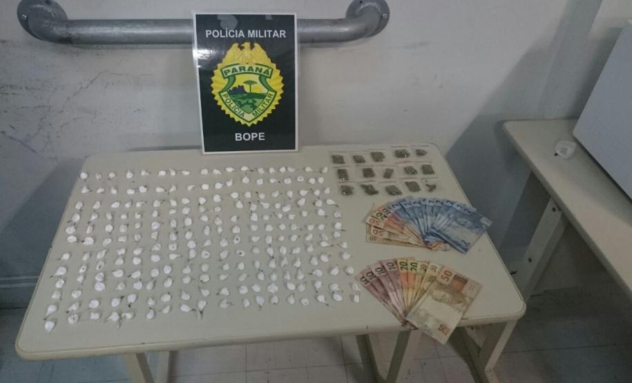 Maconha, buchas de cocaína e dinheiro são apreendidos pela RONE em Curitiba; dupla é encaminhada