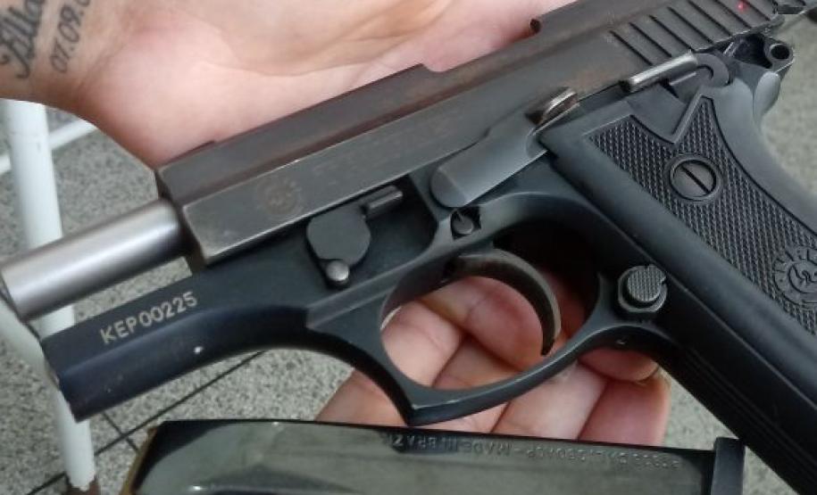 Em Paranaguá, PM aborda homem e apreende pistola com 12 munições Em Paranaguá, PM aborda homem e apreende pistola com 12 munições