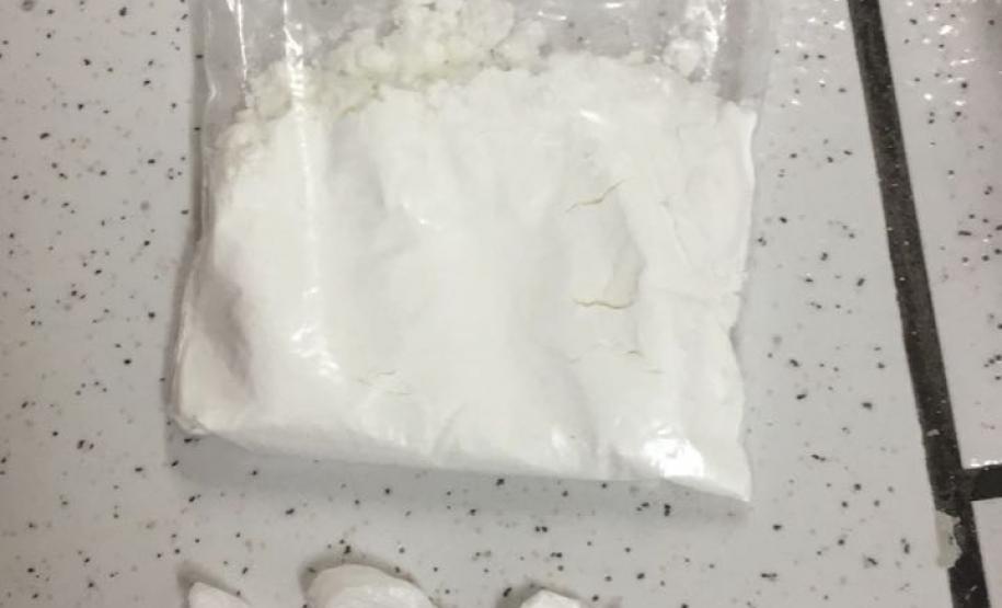 Ao atender ocorrências de tráfico de drogas, PM apreende mais de 50 pedras de crack e R$300,00 em dinheiro Ao atender ocorrências de tráfico de drogas, PM apreende mais de 50 pedras de crack e R$300,00 em dinheiro